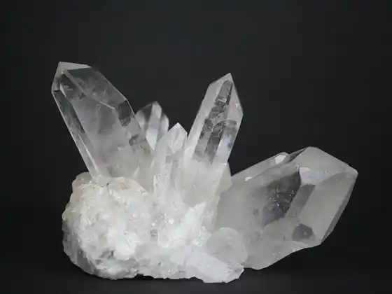 岩石和水晶 101：用於治療、網格、保護和表現
